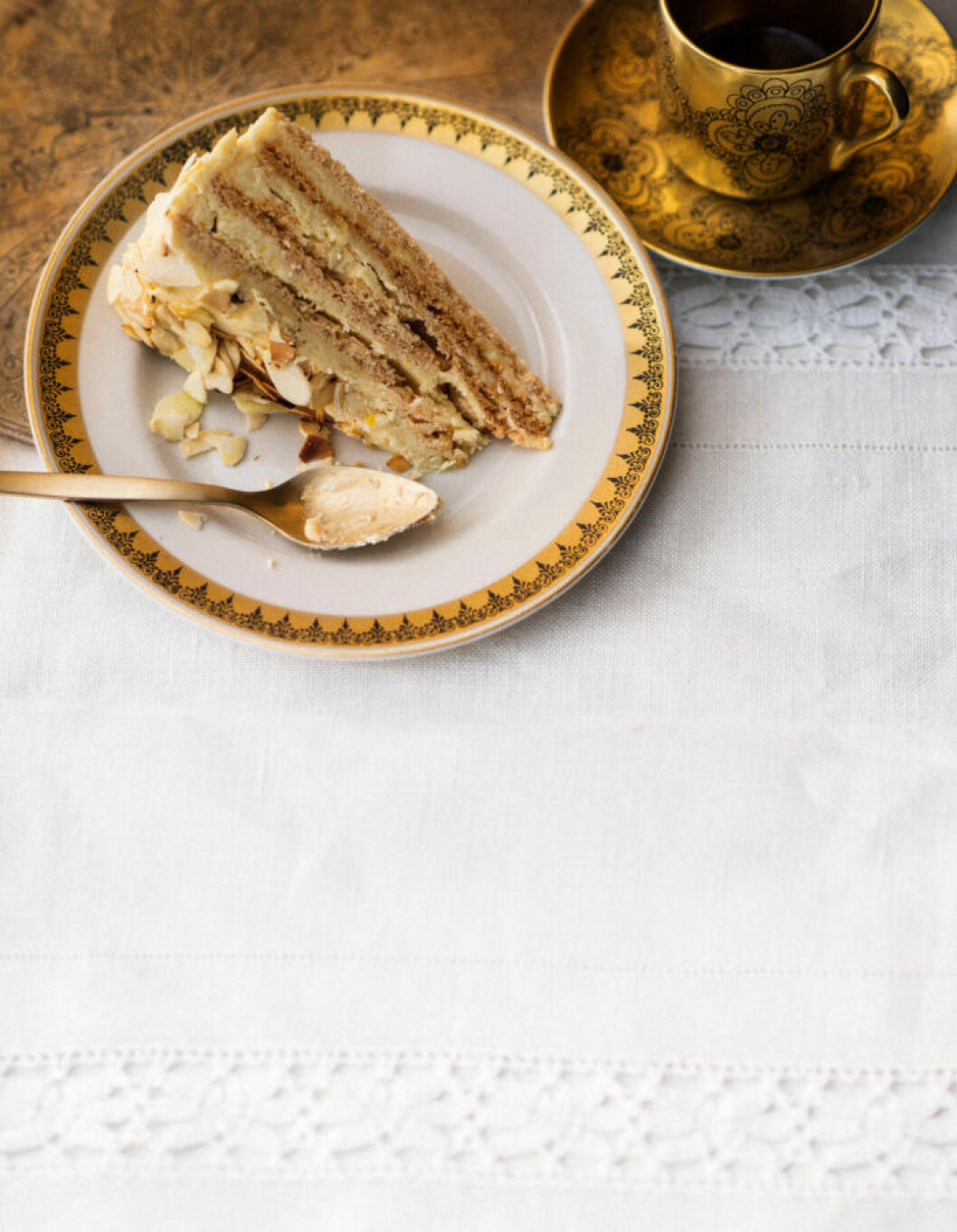 Recept på marängtårta med mandel och apelsinkräm