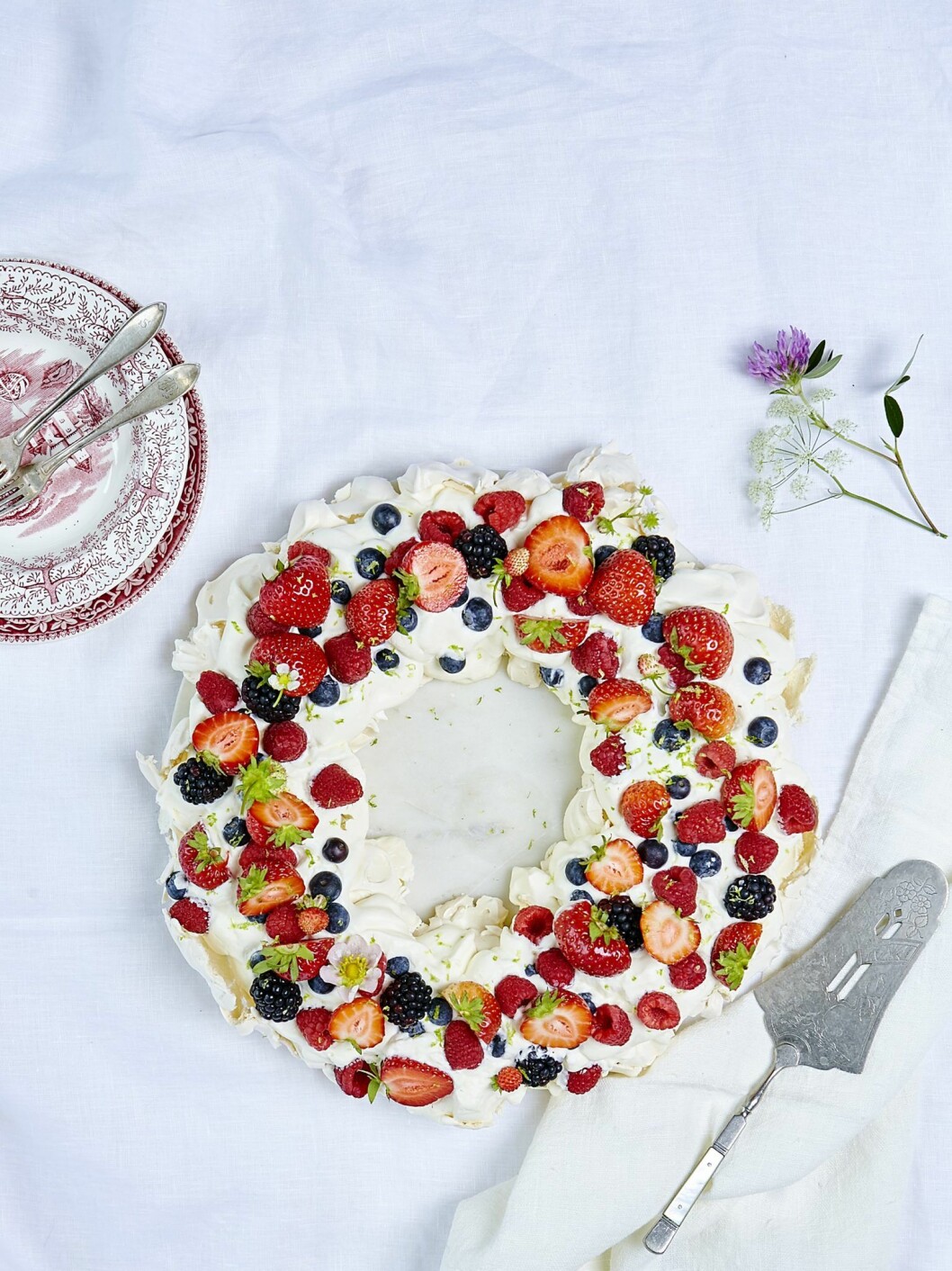 Maräng går att göra på kikärtsspad istället för äggvita. recept marängtårta vegan midsommar