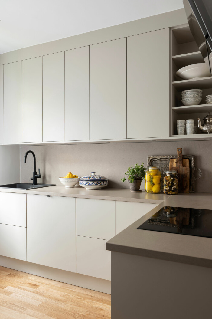 Markiz föll för köket <span class=" italic" data-lab-italic_desktop="italic">Arkitekt plus</span> från Marbodal. Färgen på luckorna heter <span class=" italic" data-lab-italic_desktop="italic">Sand</span> och är från kollektionen <span class=" italic" data-lab-italic_desktop="italic">Jordnära</span>.