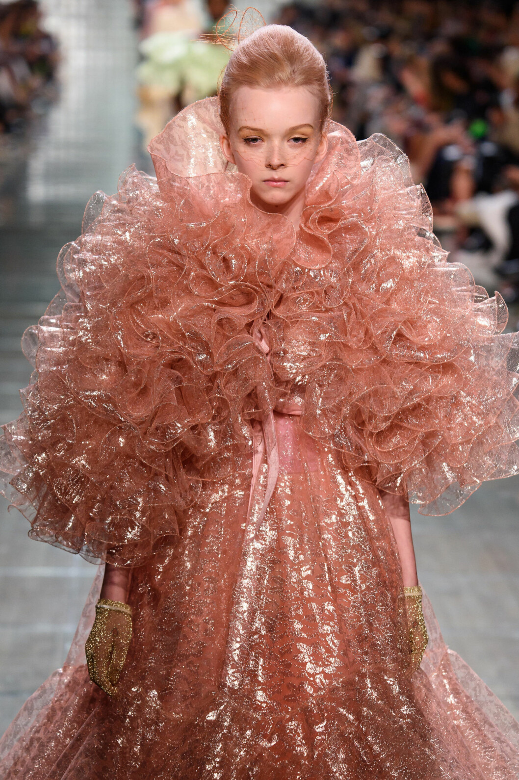 Marc Jacobs SS19 pastellhår på catwalken, aprikosfärgat.
