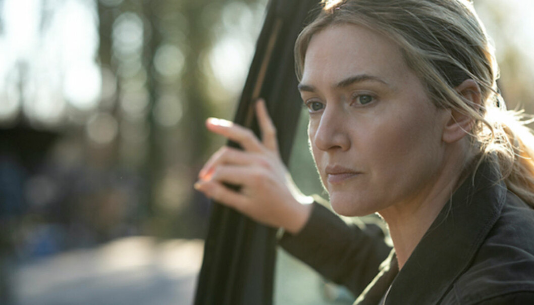Jag vet att jag sa att det var dåligt väder i serien men det råkade vara sol på denna bild. Men det blåser kallt, jag lovar. Kate Winslet i Mare of Easttown