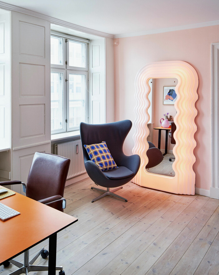 Inspireras av danska influencern Marie Jedigs magiska pastelldröm – med rosa både på väggarna och inredningsdetaljerna. Foto: Martin Solyst/Living Inside Syns i: <a target="_blank" href="https://www.elle.se/hemma-hos/drommig-pastellinredning-hemma-hos-influencern-i-kopenhamn/4733835">Drömmig pastellinredning hemma hos influencern i Köpenhamn</a>. Inspireras av Marie Jedigs magiska pastellfärgade hem