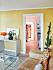 Vågformad spegel från Ettore Sottsass bland hemmets färgglada möbler
