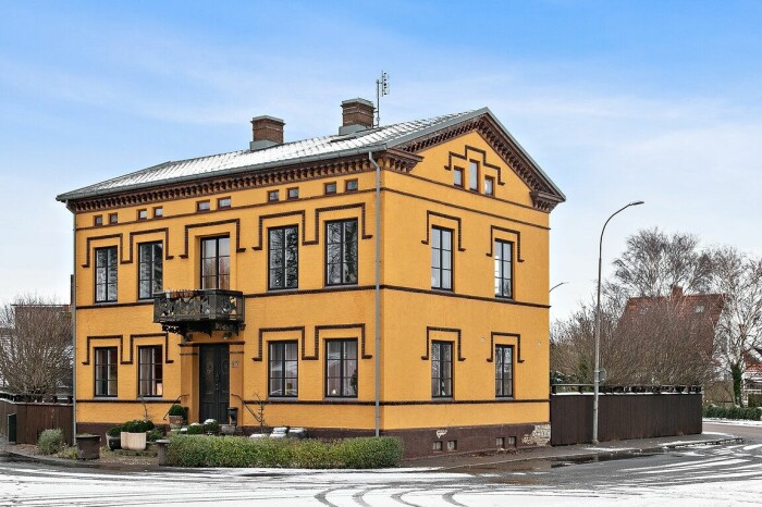 Huset sticker ut med sin putsade, varmgula fasad och sina vackra detaljer.