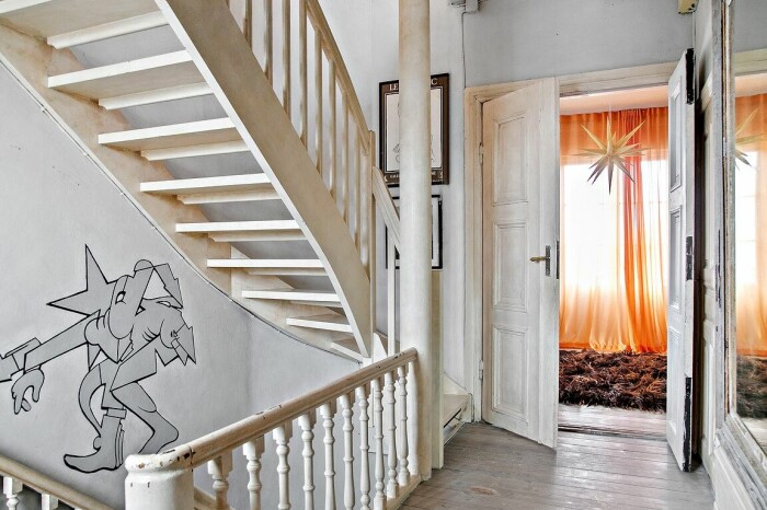 Huset har hela elva rum, fördelat på fyra våningar varav ett källarplan.