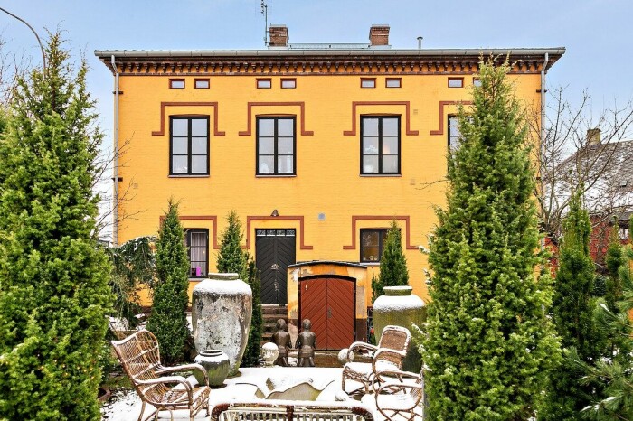 Bakom huset ligger en grönskande innergård.