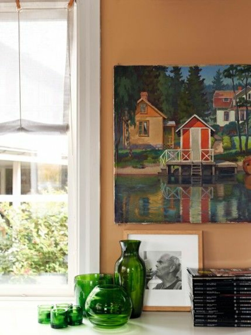 Stefan flyttar gärna om bland sakerna och bygger stilleben. Här samlas gröna glasdetaljer – ett hopplock av prylar familjen fyndat på loppis. Stilleben grönt glas