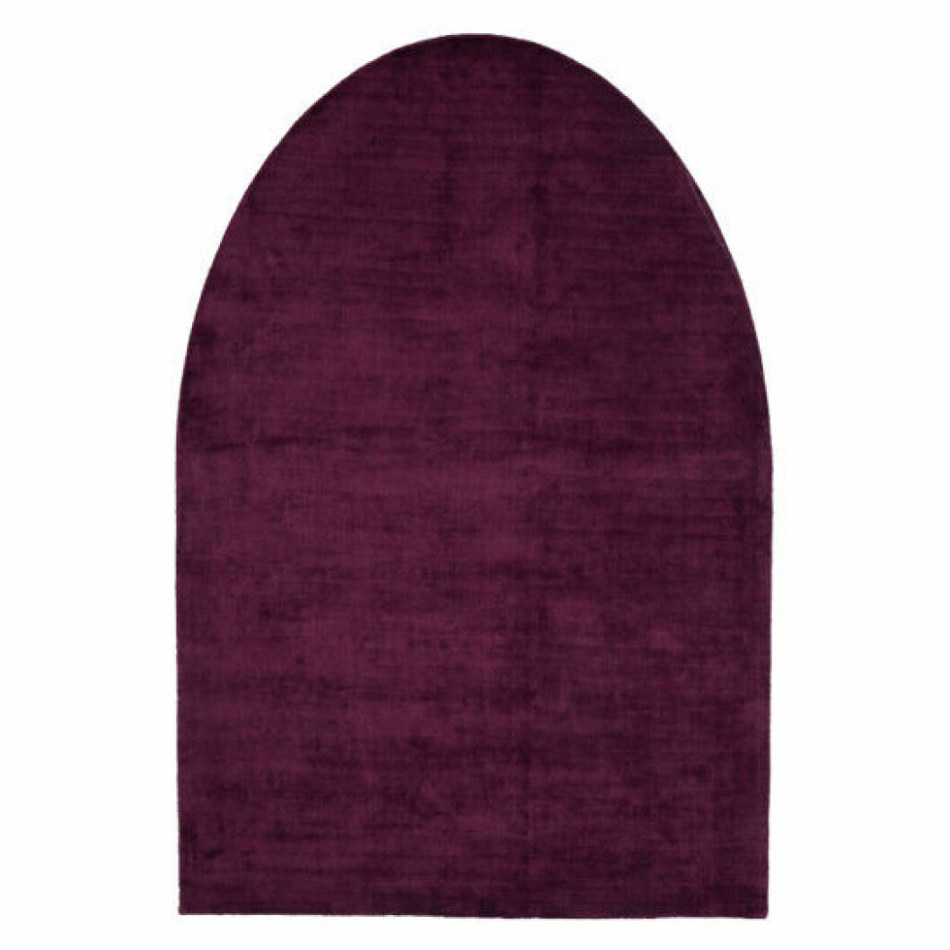 Tallrik från Marimekko i vitt och svart mönster.