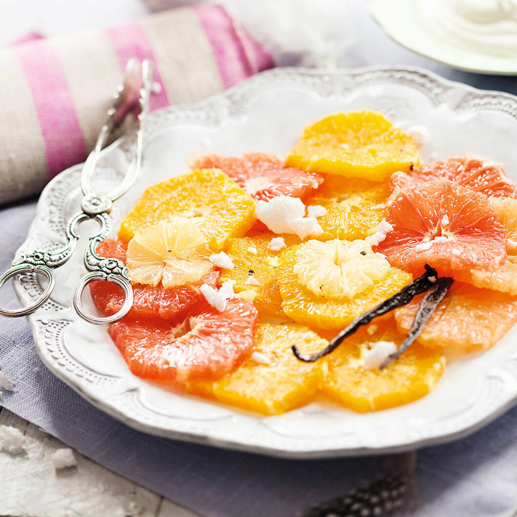 Marinerad citrus med grädde, glass och maräng.