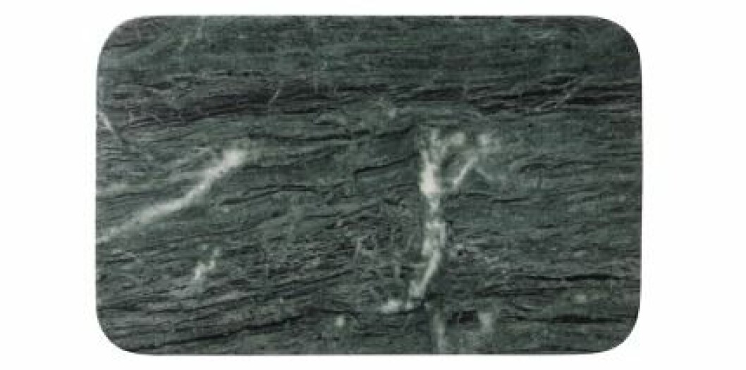 <em>En flisa av berget, slagen med hackan, det perfekta underlaget för mackan</em><br>Marmorbricka, 24×15 cm, 239 kr, Louise Roe. marmorbricka