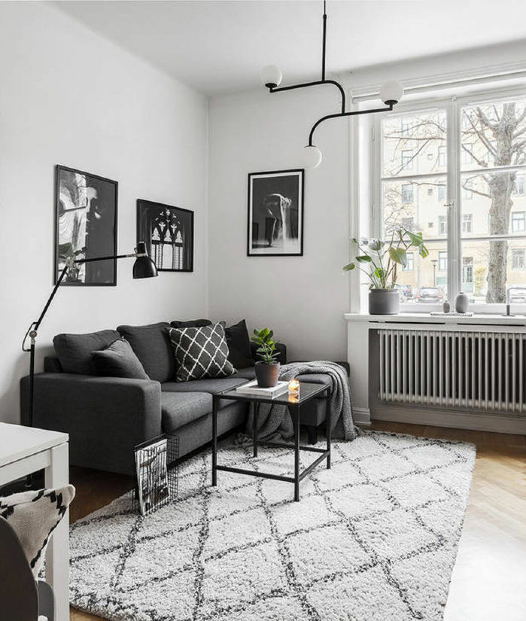 Den ljusa mattan med kontrasterande mönster är en favorit i många hem. | Foto & Styling: <a href="https://www.bosthlm.se/1104111/ringvagen-158" target="_blank" rel="noopener">Bo Sthlm</a>/mäklare: Alexandra Hanwik