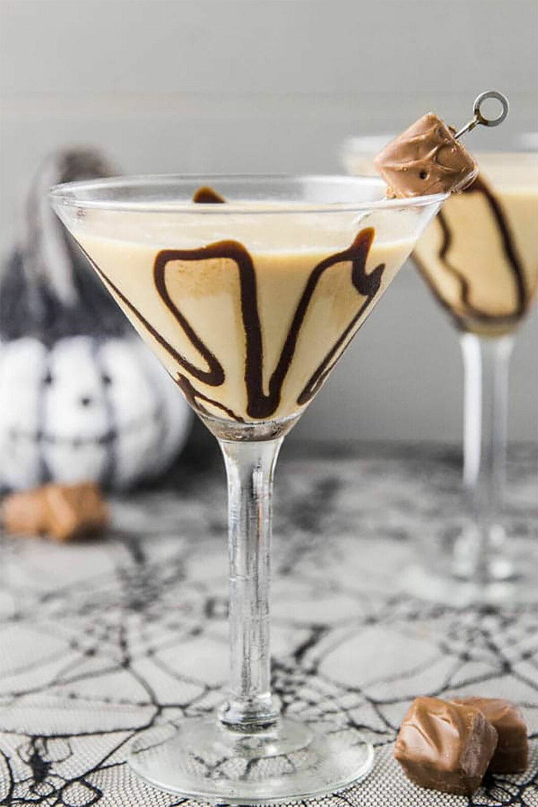 Foto: <a href="https://www.nospoonnecessary.com/snickertini-snickers-martini/#" target="_blank" rel="noopener">nospoonnecessary</a>