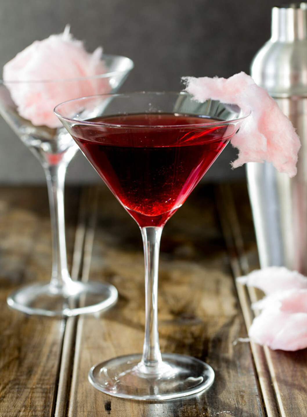 Tranbärsmartini med sött sockervadd. Foto: <a href="https://www.sprinklesandsprouts.com/fairy-floss-martini/" target="_blank" rel="noopener">Sprinklesandsprouts.com</a> Tranbärsmartini med sött sockervadd.