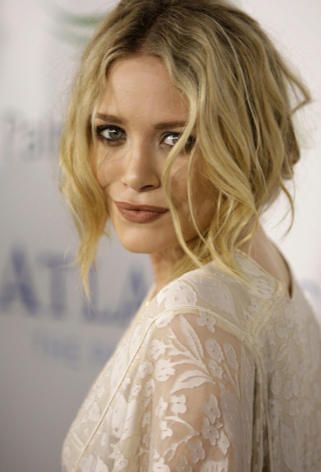 Ett sätt att se skillnad på Mary-Kate Olsen och tvillingsyrran Ashley är att spana in vilken hand de använder. Mary-Kate Olsen