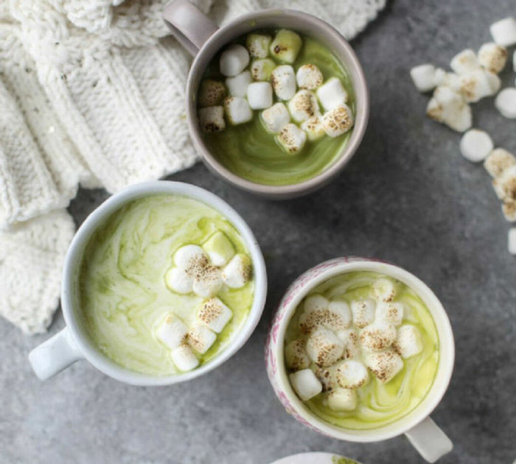Varm choklad gjord med matcha och vit choklad. <a href="http://www.huffingtonpost.com.au/2017/05/04/this-white-hot-chocolate-makes-matcha-taste-amazing_a_22070262/">Via Huffington Post</a> Varm choklad gjord med matcha och vit choklad.