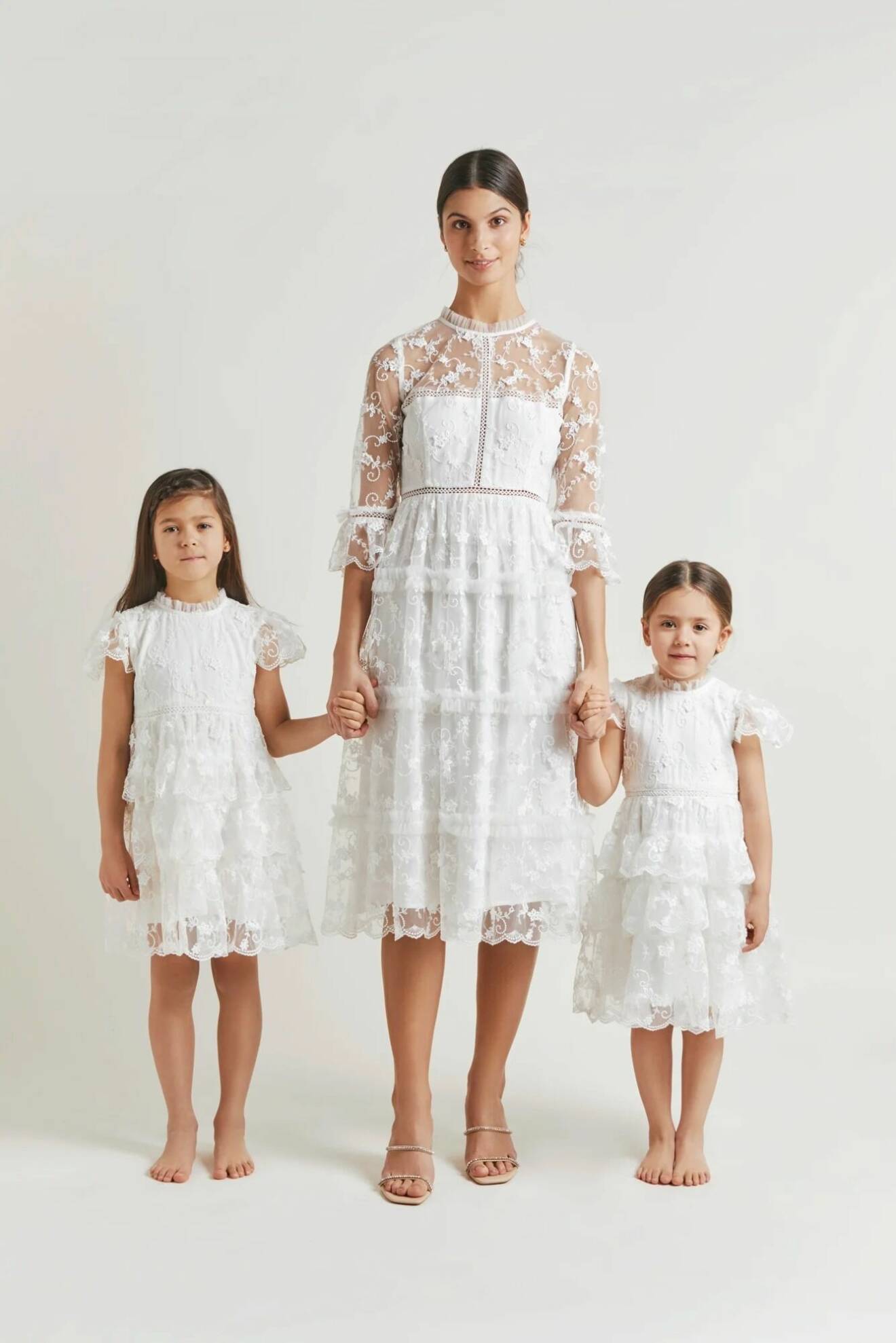 matchande kläder till mamma och barn fran By Malina vita klänningar