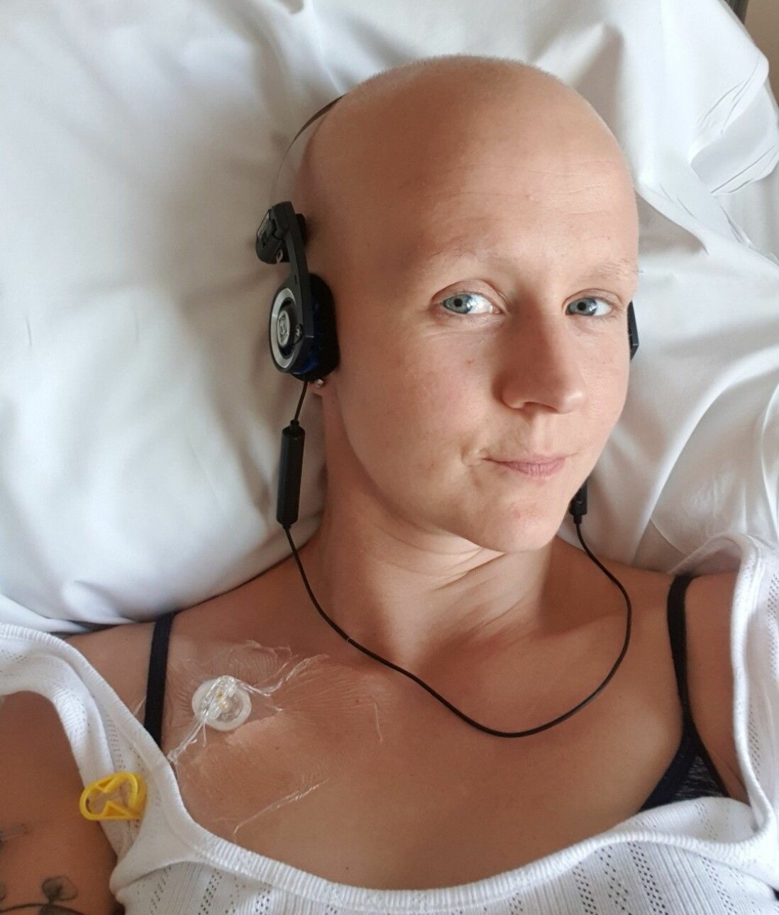 Matilda tillbringade många timmar i sängen på onkologen under sin behandling. ”Onkologen är inget ställe man egentligen vill vara på, men samtidigt har jag aldrig varit på något annat ställe där jag blivit så väl omhändertagen eller träffat så fina människor”, säger hon. Matilda Lindmark behandlas för bröstcancer på onkologen 2020.