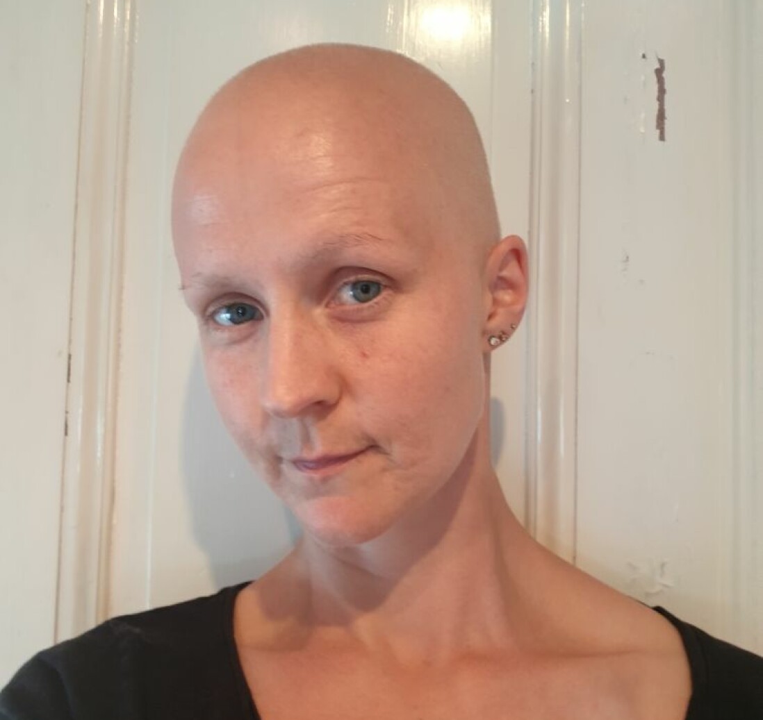 Den här bilden togs när Matilda befann sig i mitten av en av många cellgiftsbehandlingar. ”Jag var trött och sliten. Men jag visste att det fungerade, att tumörerna krympte och att jag äntligen fått min vilja igenom om att ta bort båda brösten”, säger hon. Matilda Lindmark fotograferad under en av sina cellgiftsbehandlingar.