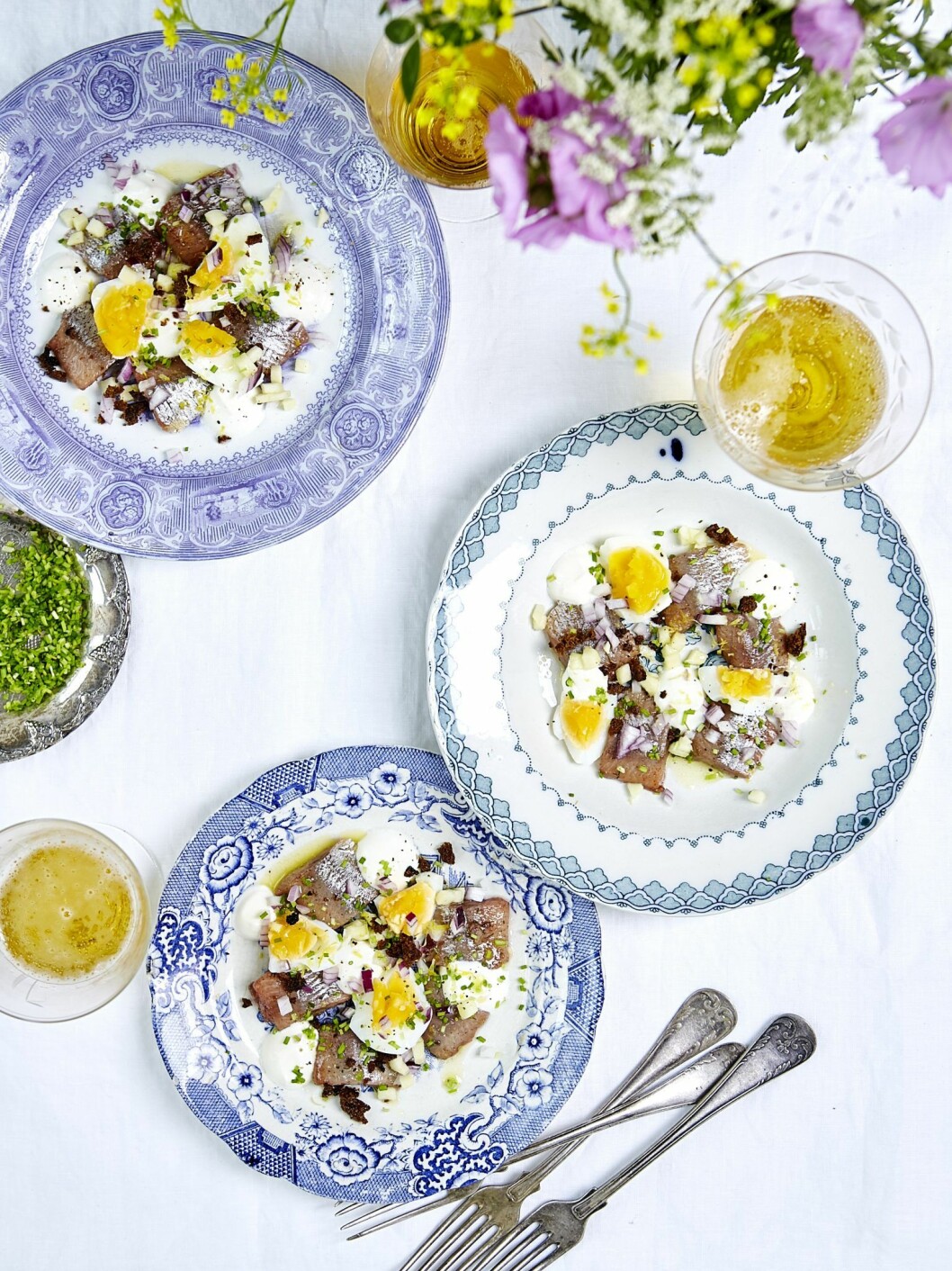 Matjessill med krämiga ägg och brynt smör.