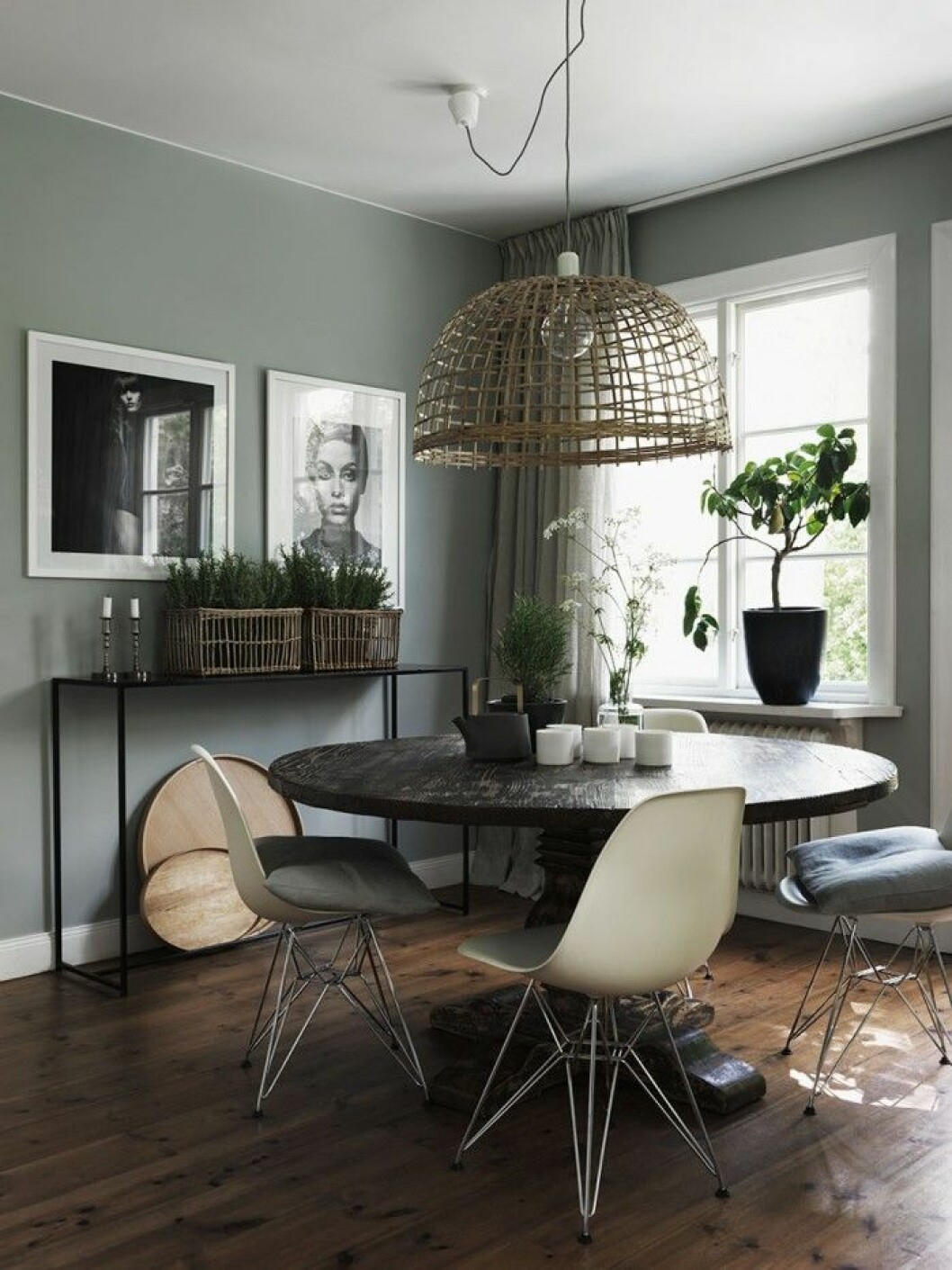 Matplatsen i köket har ett matbord från 1800-talet, krämvita Eames DSR-stolar i nyproduktion, Vitra, kuddar på stolarna samt gardiner, Astrid, träbrickor, Svensk Slöjd, lampa, Watt & Veke, sidobord, Backroom samt ljusstakar auktionsfynd. Tekanna Fina teservisen, Anna Lerinder, muggar (ljuslyktor) från Designtorget.<br>Foto Ava av Calle Gustavsson samt Twiggy av Barry Lategan. Matplatsen i köket har ett matbord från 1800-talet, krämvita Eames DSR-stolar i nyproduktion, Vitra, kuddar på stolarna samt gardiner, Astrid, träbrickor, Svensk Slöjd, lampa, Watt & Veke, sidobord, Backroom samt ljusstakar auktionsfynd. Tekanna Fina teservisen, Anna Lerinder, muggar (ljuslyktor) från Designtorget. Foto Ava av Calle Gustavsson samt Twiggy av Barry Lategan.