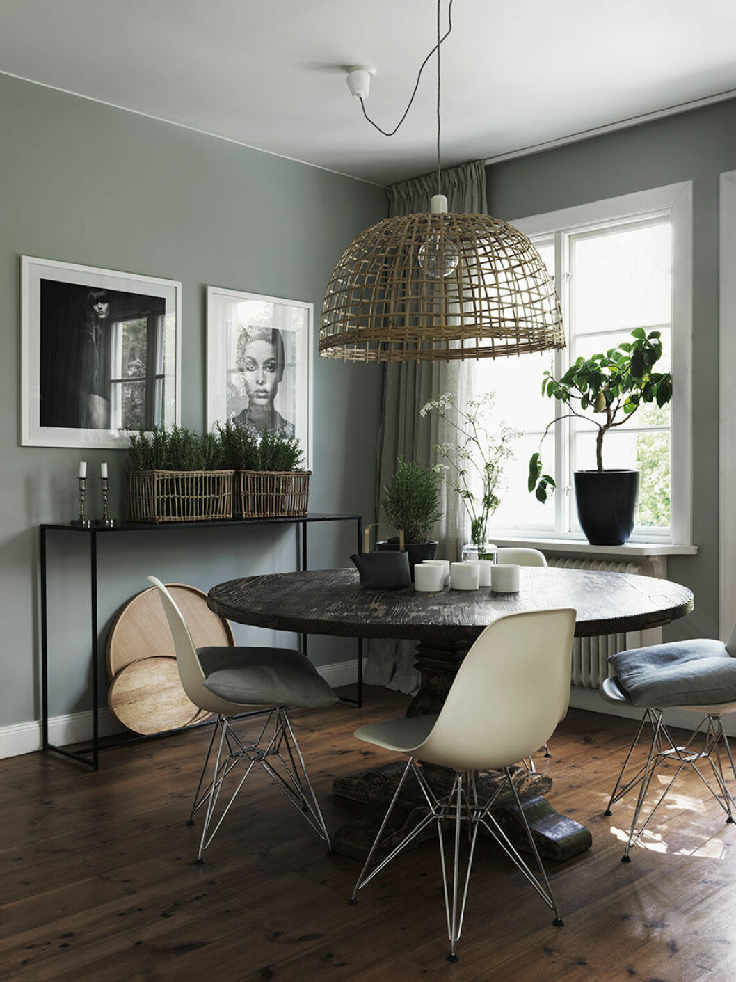 Av: Cecilia von Mentzer Foto: Jonas Ingerstedt Syns i: <a href="https://www.elle.se/decoration/1920-talsdrom-med-designklassiker-och-arvegods/">1920-talsdröm med designklassiker och arvegods</a>. Korglampa, runt matbord i trä