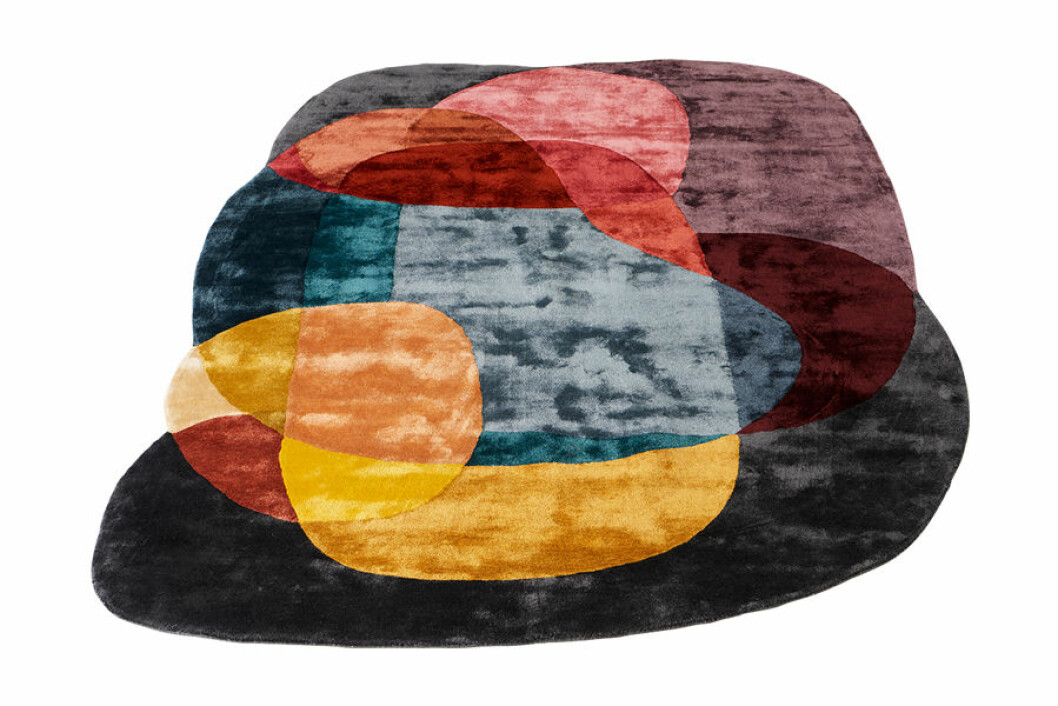 Det är inte bara färger och mönster som sticker ut, också formen på mattan får gärna vara annorlunda enligt 2019 års trendspaning. Foto: Bolia Färgglad matta från Bolia i en annorlunda form.