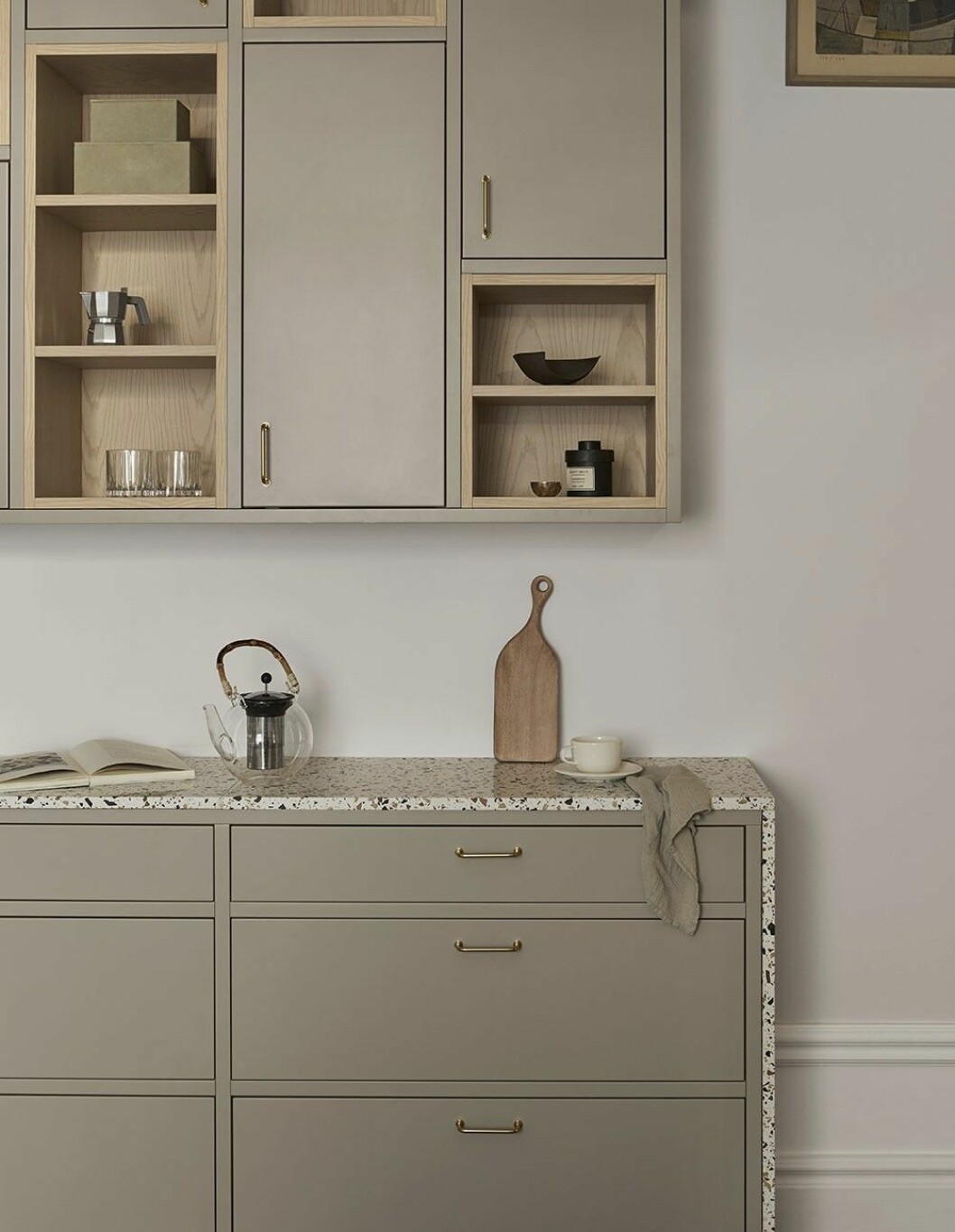 beige kök med trä och terrazzo från Nordiska kök