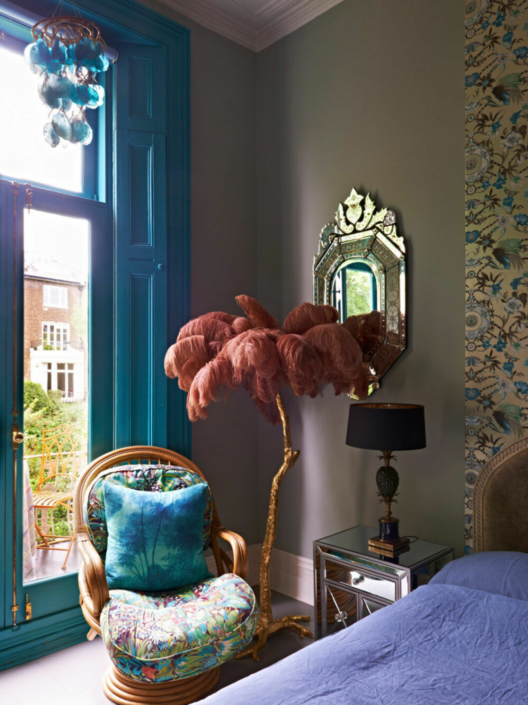 Rosa palminspirerad lampa och färgglada textilier hemma hos designern Matthew Williamson i London
