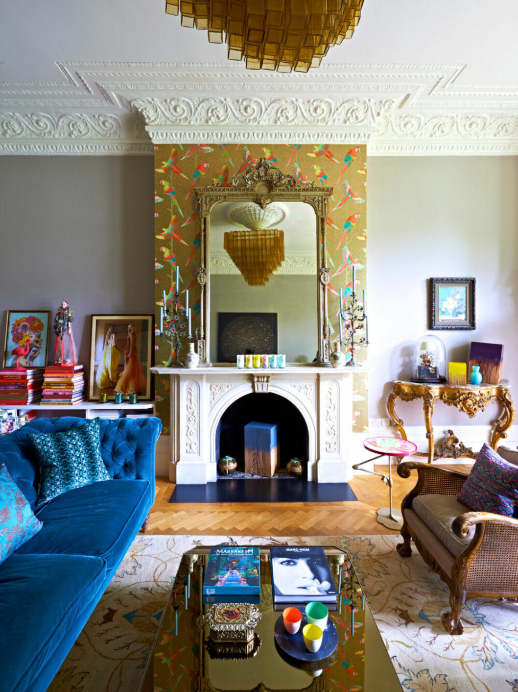 Färgstarkt vardagsrum hemma hos designern Matthew Williamson i London