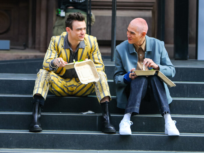 Karaktärerna Max och Aki spelas av Thomas Doherty och Evan Mock. Thomas Doherty och Evan Mock spelar Max och Aki i nya Gossip Girl
