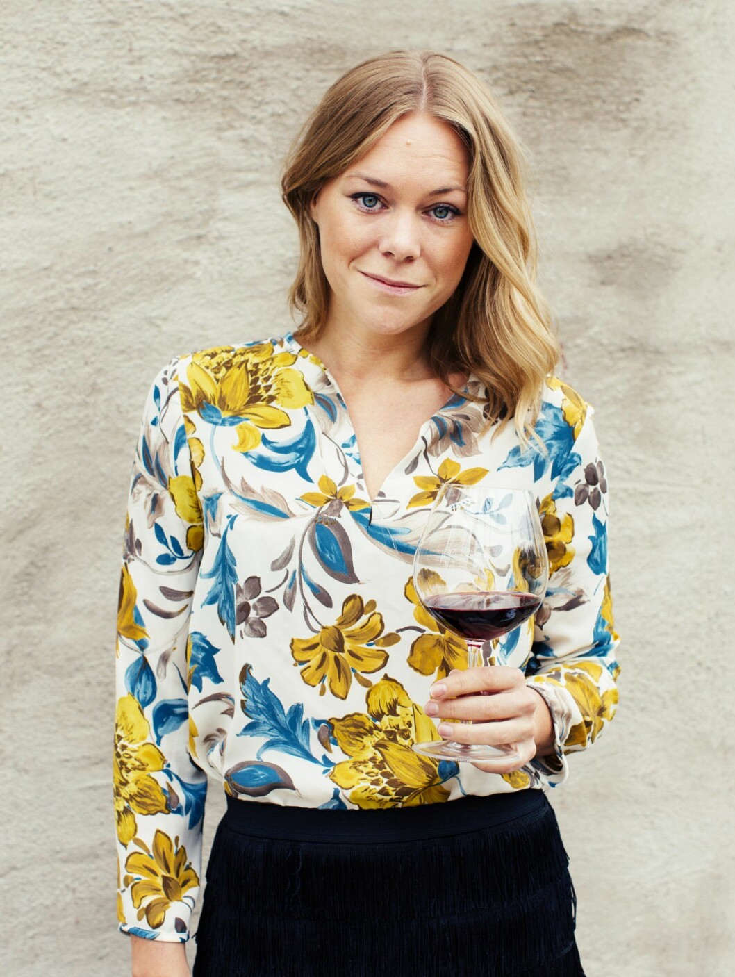 Maya Samuelsson är ELLE mat & vins dryckesexpert, utbildad sommelier och driver med sin familj Vinkällans dryckesutbildningar. Hon tipsar regelbundet om viner även på Nyhetsmorgon i TV4. Följ henne på @maya_samuelsson.