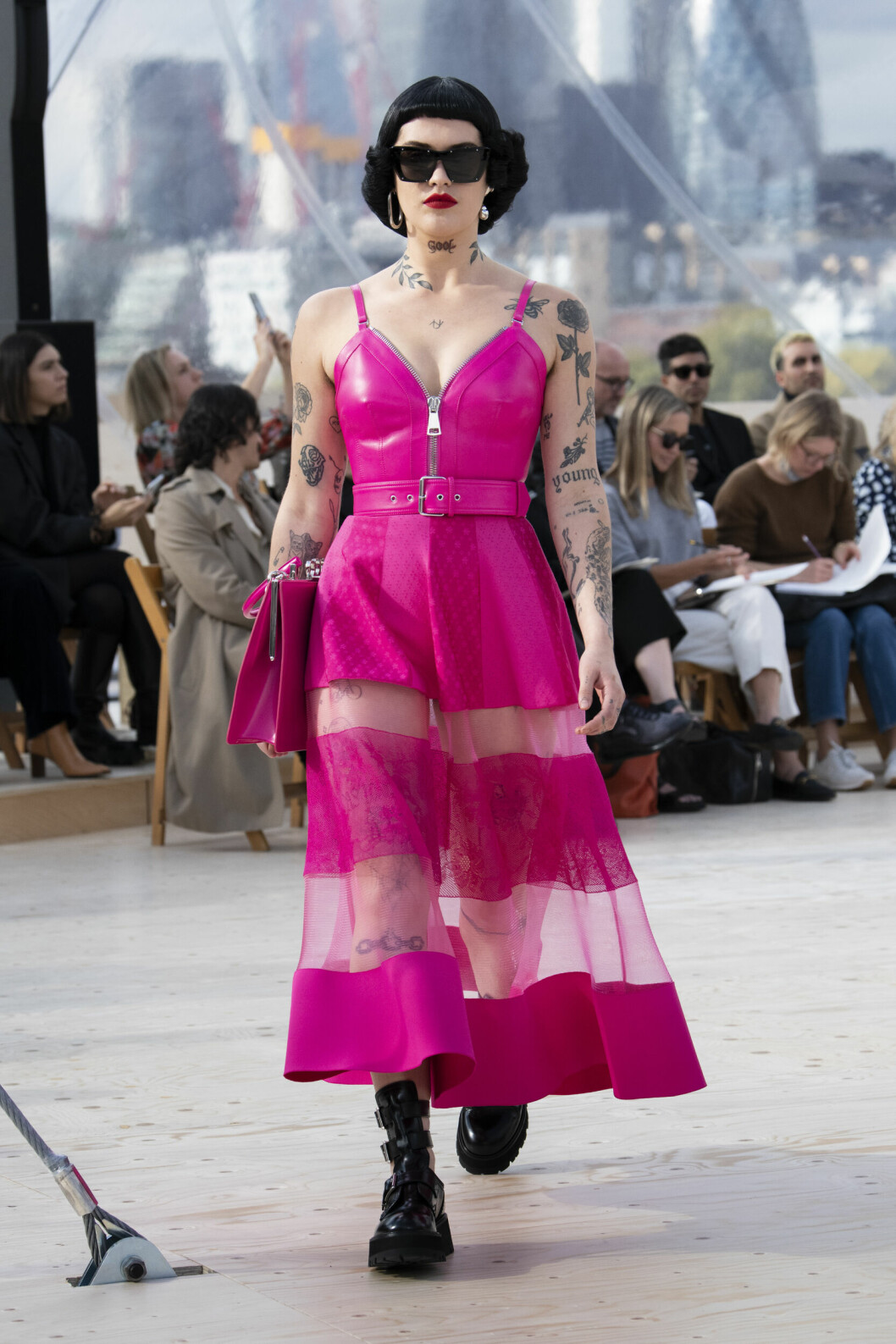 fuchsiarosa och chockrosa klänning från Alexander McQueen.