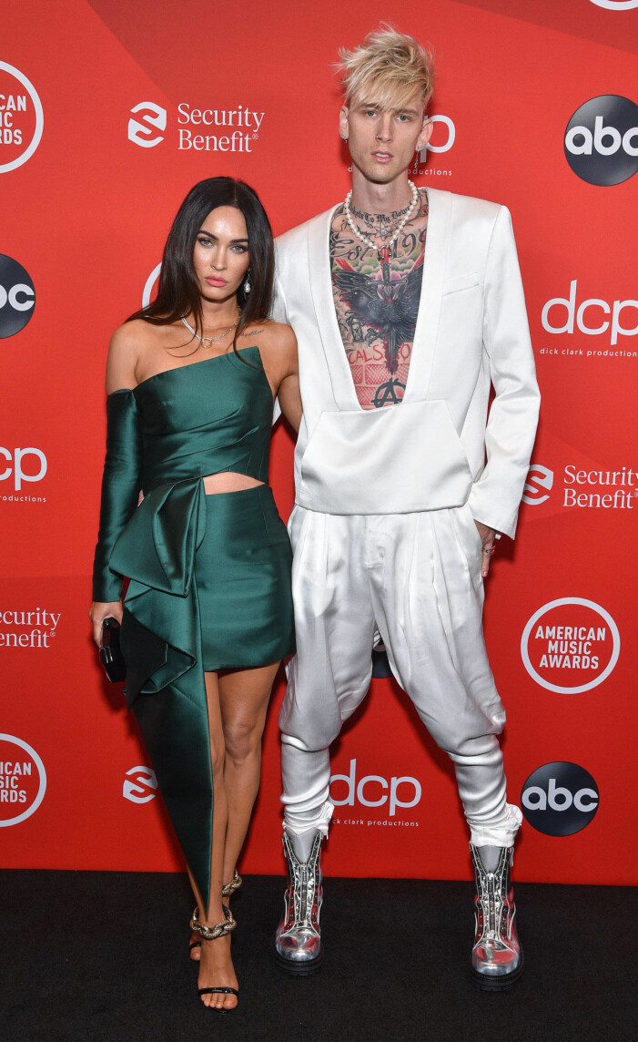 Megan Fox och Machine Gun Kelly. Megan Fox och Machine Gun Kelly på röda mattan på AMA 2020