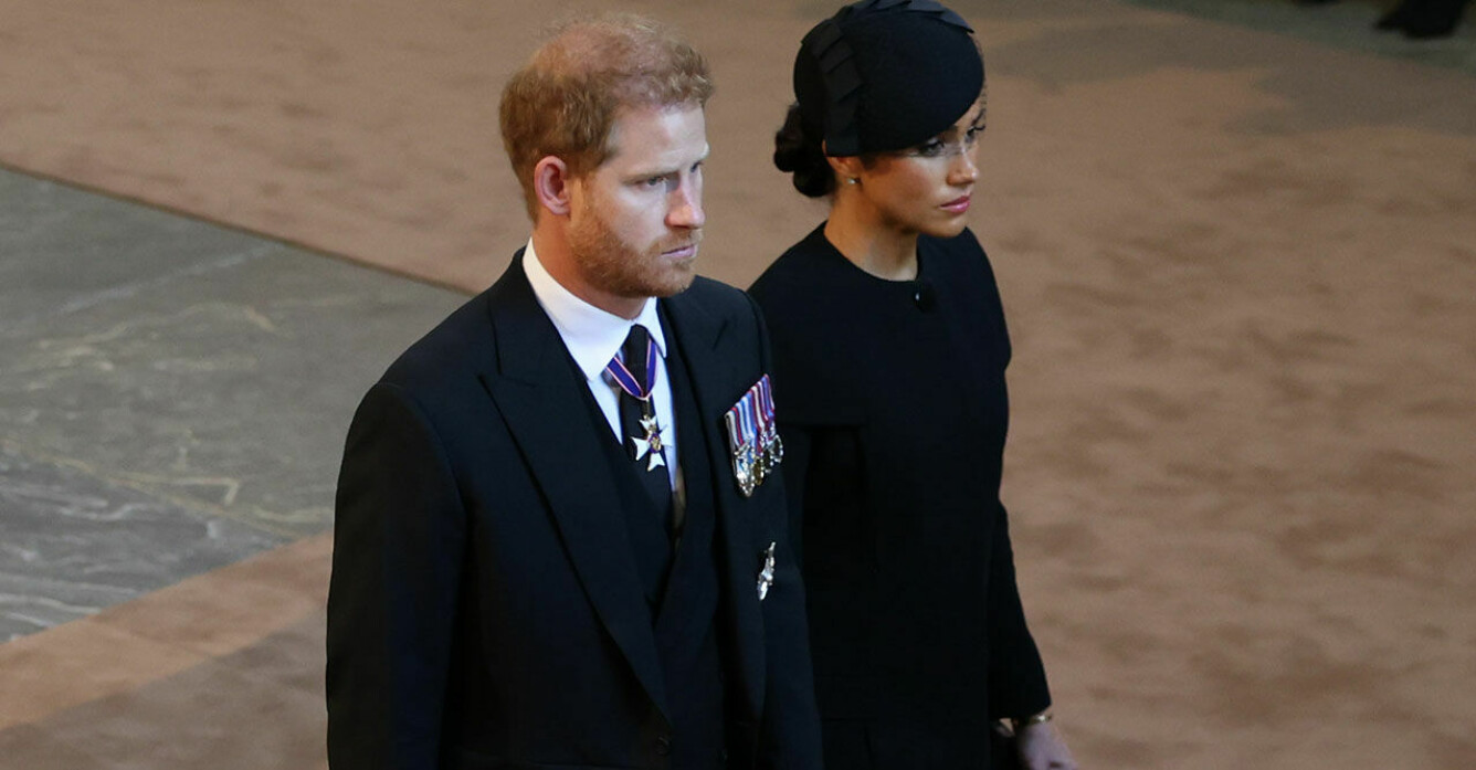Den kärleksfulla gesten mellan Meghan och Harry under drottning Elizabeths begravning.