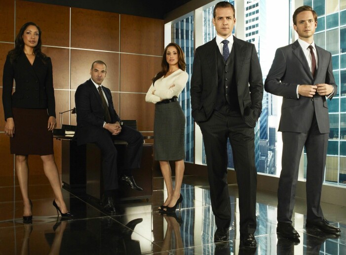 Skådespelarna från tv-serien <span class=" italic" data-lab-italic_desktop="italic">Suits</span>. I mitten ser vi Meghan Markle. Meghan Markle i Suits