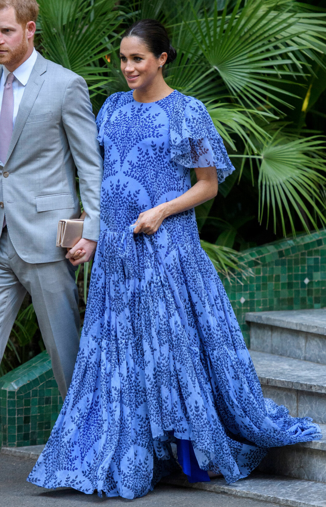 Meghan Marklie i vacker blåmönstrad klänning. Foto: Polaris/TT Meghan Markle i blå långklänning