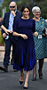 En bild på den brittiska hertiginnan Meghan Markle i mörblå blus och kjol under sin första kungliga utrikesresa.