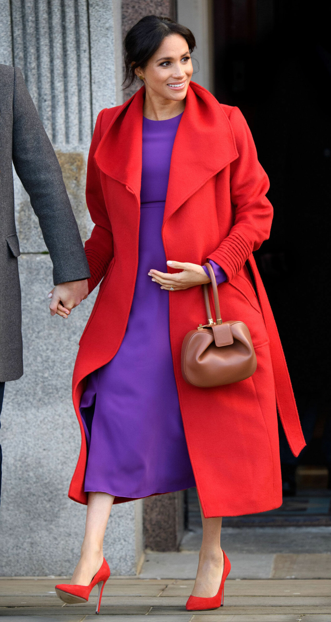 Vågad men träffsäker färgexplosion. Foto: Tim Rooke/REX/TT Meghan Markle i lila klänning och röd kappa