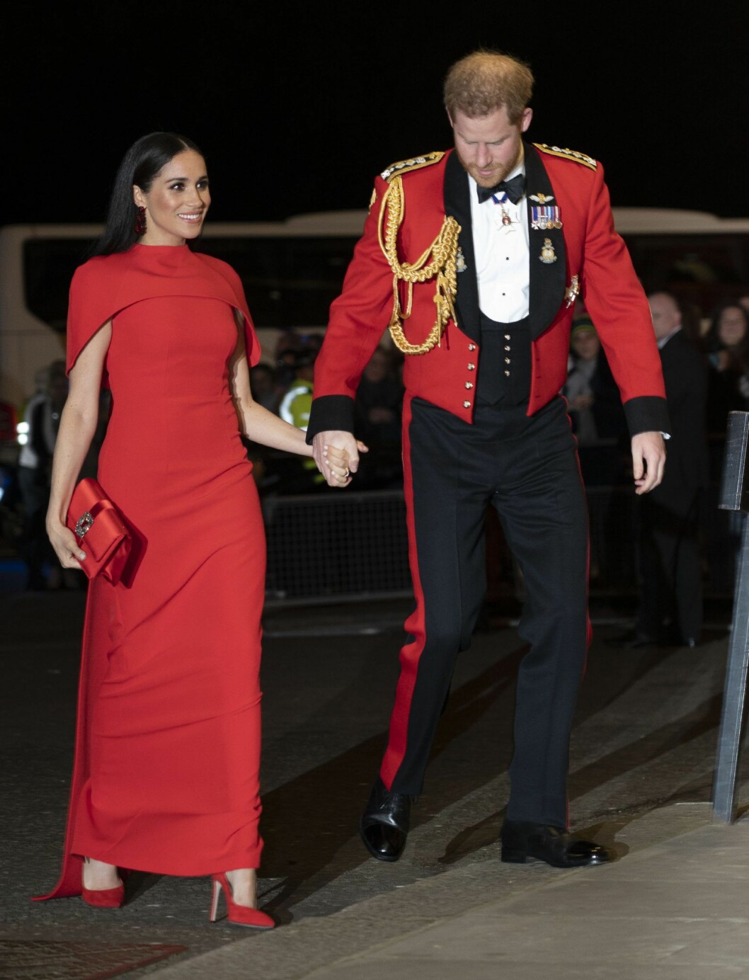 Meghan Markle i röd klänning från Safiyaa.