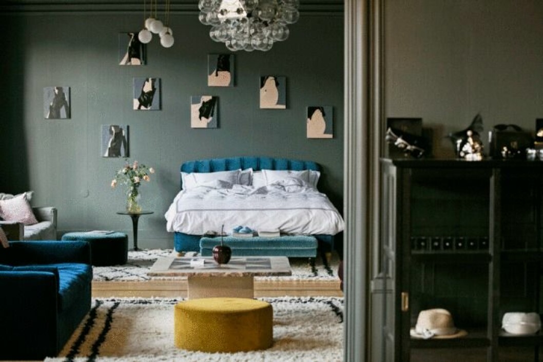 Trendsäkra Melimeli visar vägen med sammet på sänggavel, puff och soffa. Enhetligt, stiligt och inspirerande. Melimelis produktbild