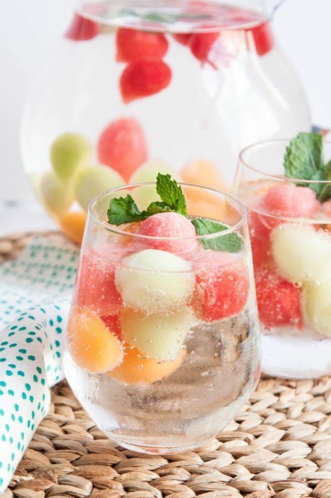 Frysta melonbollar. Via:<a href="http://Iskall%C2%A0kaffekick%20Ist%C3%A4llet%20f%C3%B6r%20att%20h%C3%A4lla%20ut%20det%20sista%20kaffet%20i%20kannan%20kan%20du%20frysa%20in%20det%20f%C3%B6r%20en%20perfekt%20islatte%20senare.%20Tips%20f%C3%B6r%20servering%20%C3%A4r%20att%20ha%20i%20Baileys,%20sockerlag,%20ditt%20frysta%20kaffe%20och%20varm%20mj%C3%B6lk.%20F%C3%B6r%20en%20alkoholfri%20variant,%20ers%C3%A4tt%20Baileys%20med%20kakao.%20En%20perfekt%20koffeinkick%20p%C3%A5%20varma%20sommardagar." target="_blank" rel="noopener"> the kitchn</a> Frysta melonbollar.