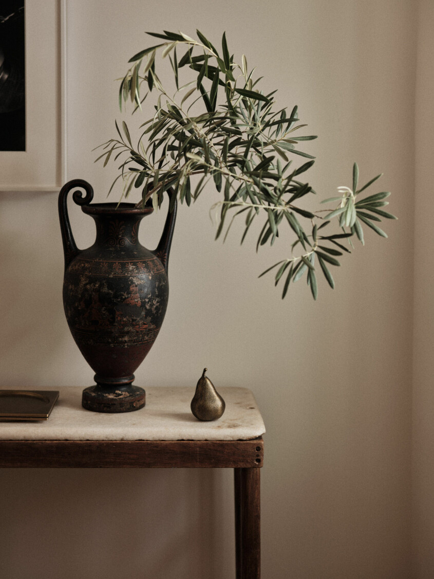 <span class=" bold" data-lab-bold_desktop="bold">Tips!</span> En tjusig kruka skapar ett vackert blickfång både med och utan blommor. Låt den med fördel stå framme även när den är växtfri. Foto: Menu. Inredning enligt stjärntecken, jungfrun