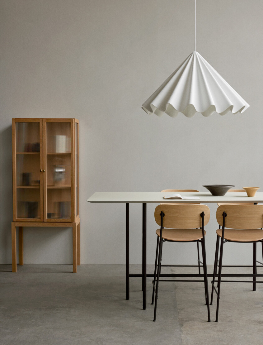 Förkärlek för maffiga detaljer? Ensam är du inte. Låt din lampa bli rummets, eller hela hemmets, solklara statementfaktor. Foto: Menu. Stylingtrender enligt Hemnet, lampan i fokus