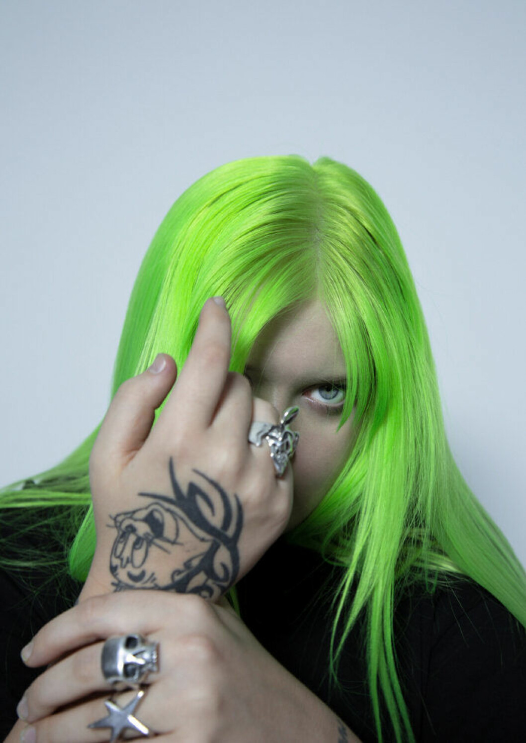 Alma är inte helt nöjd med att hon blir jämförd med Billie Eilish, även om hon inte har något emot henne. Foto: Aischa Fingerhuth-Langley Finska artisten Alma tatuering