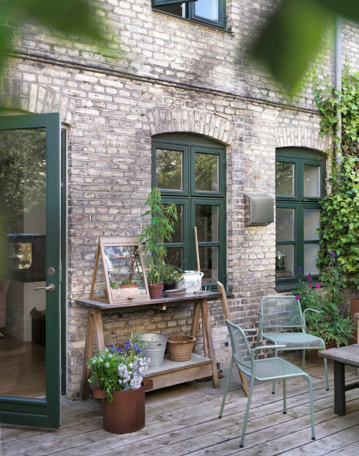 Drömmig trädgård hos formgivaren Mia Lagerman. Foto: Petra Bindel Stylist: Emma Persson Lagerberg | Syns i: <a target="_blank" href="https://www.elle.se/decoration/hemma-hos-formgivaren-mia-lagerman-i-kopenhamn/4918566">Hemma hos formgivaren Mia Lagerman i Köpenhamn</a>. Lyxa till sommarens fester och middagar, investera i ett odlingsbord