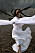 Dansare i vit klänning i filmen om Maria Nilsdotters smyckeskollektion Midsommar.