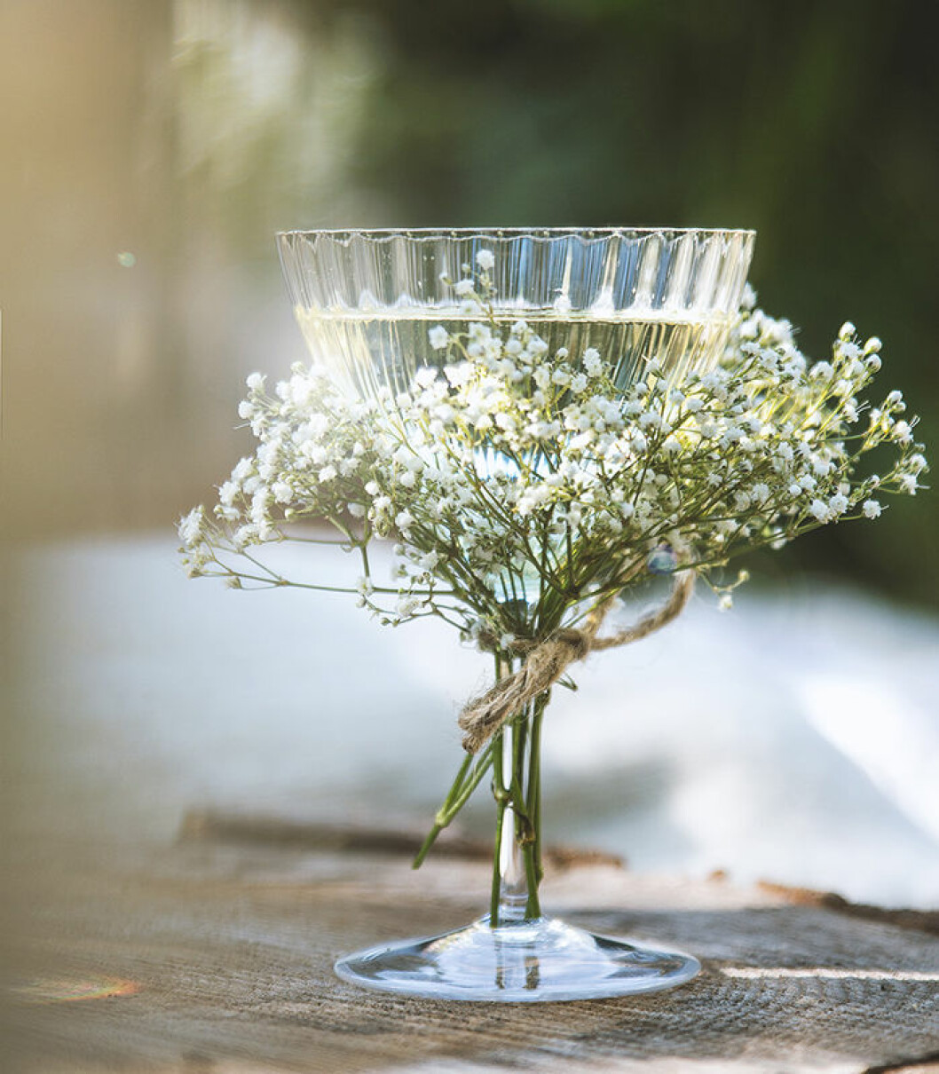 Champagnedrink med fläderlikör. Foto: <a href="http://honestlyyum.com/13684/midsummer-cocktail/" target="_blank" rel="noopener">Honestlyyum.com</a> Champagnedrink med fläderlikör.