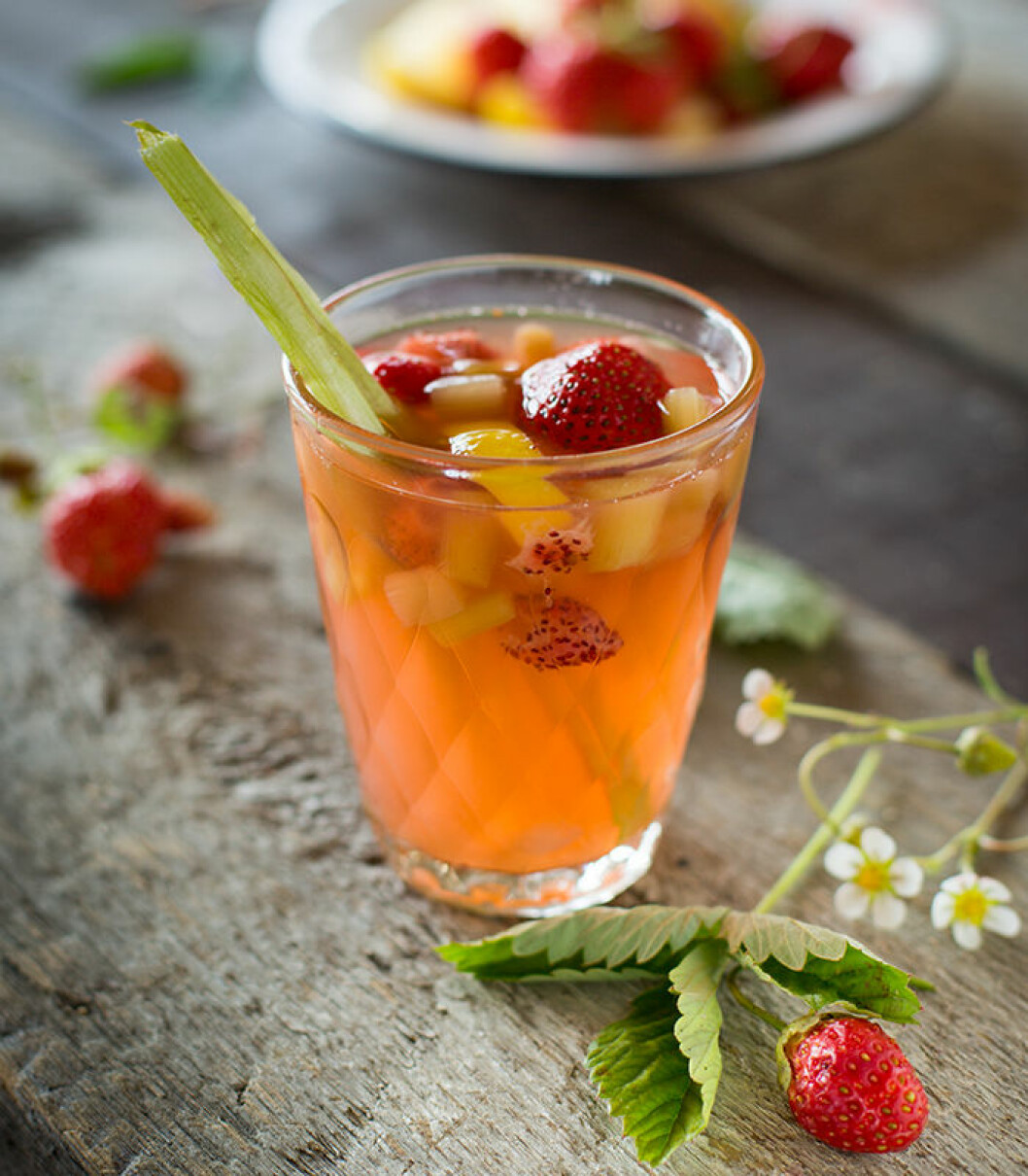 Sangria med jordgubbar och rabarber. Foto: Shutterstock, recept via <a href="http://sweetpeasandsaffron.com/2014/05/strawberry-rhubarb-rose-sangria.html" target="_blank" rel="noopener">sweetpeasandsaffron.com</a> Sangria med jordgubbar och rabarber.