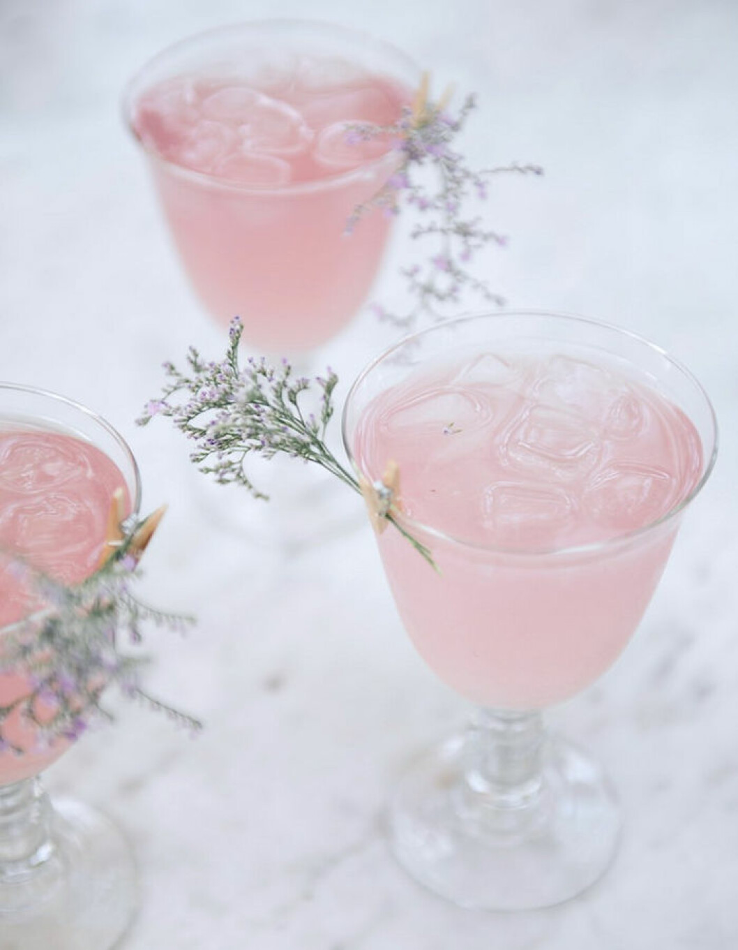 Rosig drink med smak av hallon och apelsin. Foto & recept via: <a href="http://apairandasparediy.com/2015/04/how-to-rose-water-cointreau-fizz/" target="_blank" rel="noopener">apairandasparediy.com </a> Rosig drink med smak av hallon och apelsin.