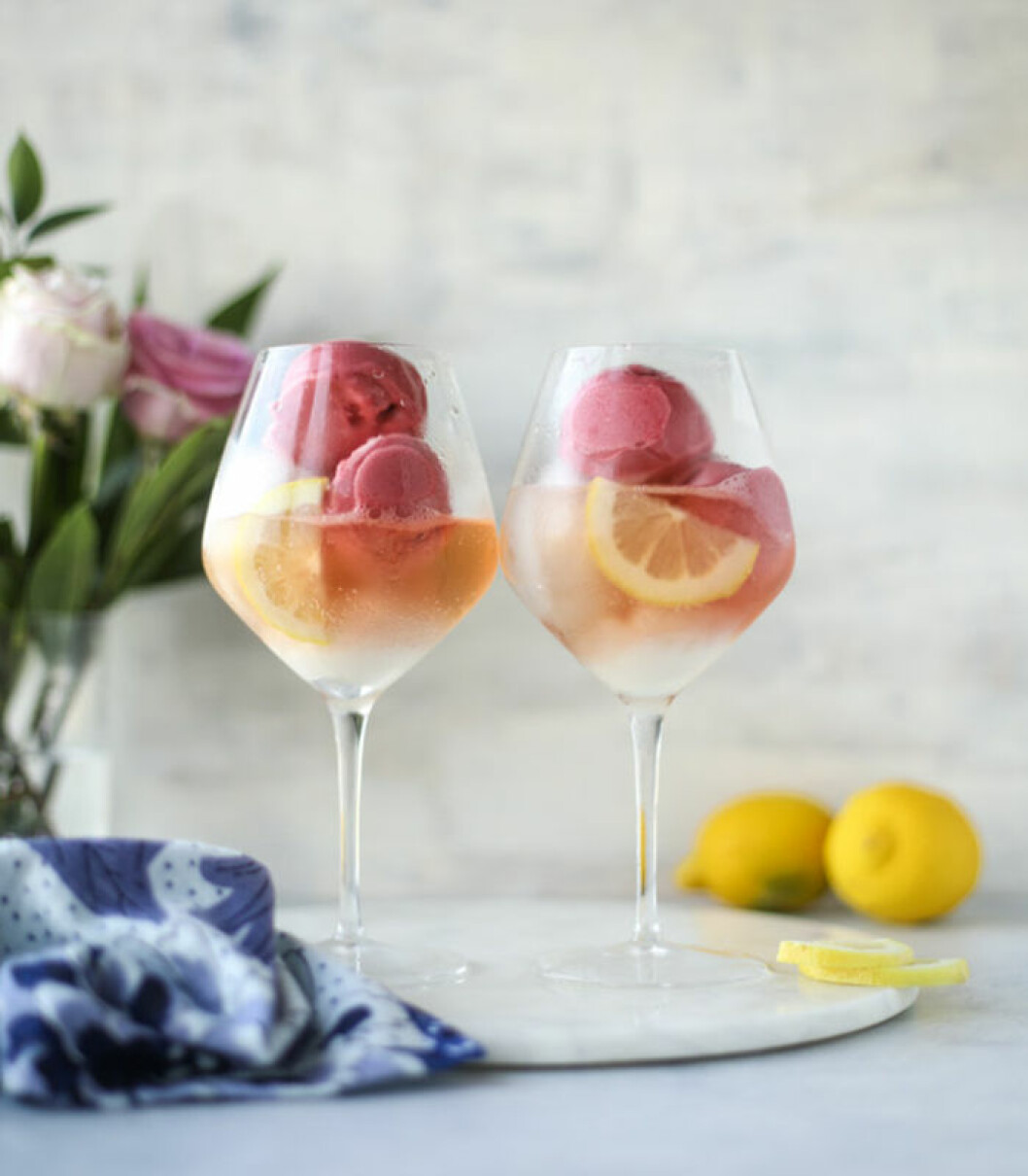 Proseccodrink med citron och hallonsorbet. Foto & recept: <a href="http://www.howsweeteats.com/2017/02/lemon-raspberry-sorbet-prosecco-floats/" target="_blank" rel="noopener">howsweeteats.com</a> Proseccodrink med citron och hallonsorbet.